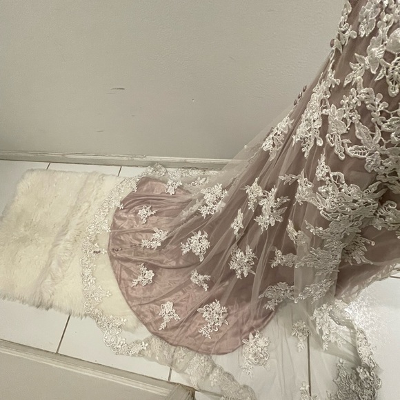 Gorgeous IZILADY lace Wedding Gown Fully Lined long Train Size 6 - Picture 9 of 12